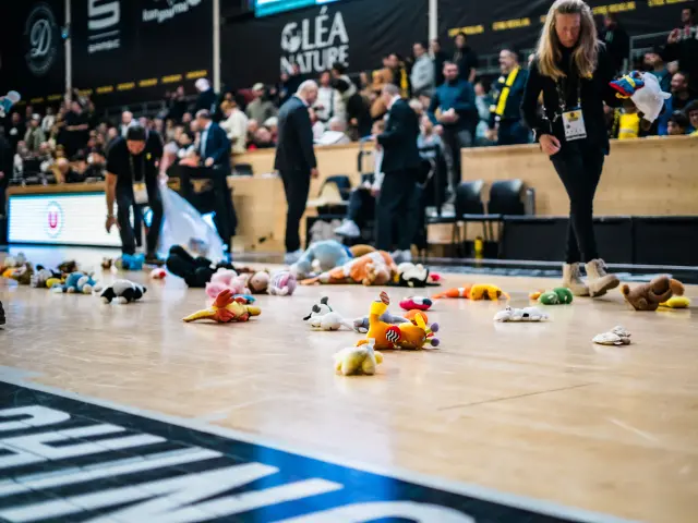 Lancer de Peluches - Secours Populaire